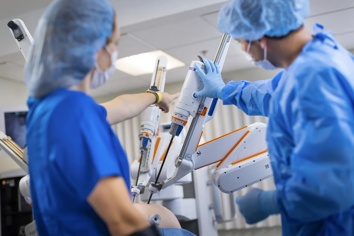 Equipo de cirugía robótica en quirófano