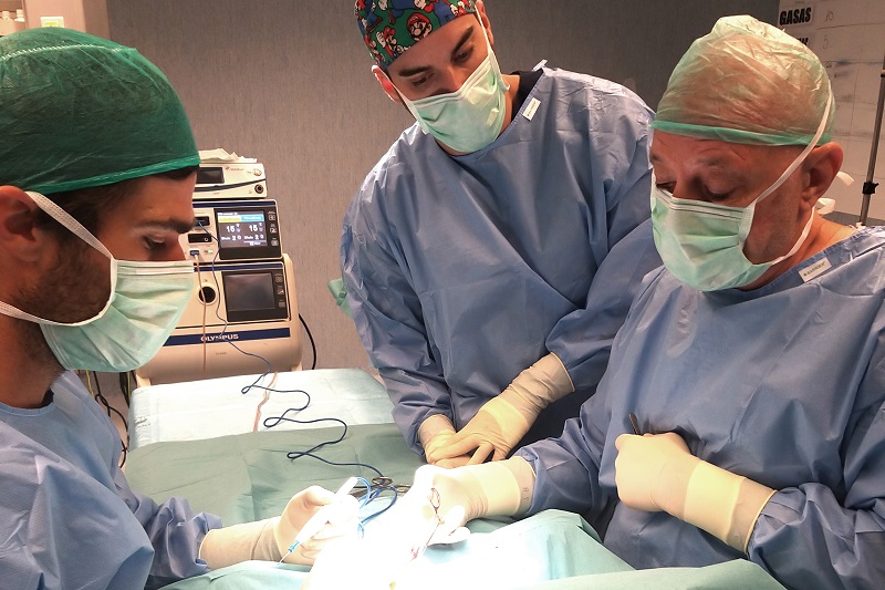 Hospitales Universitarios San Roque realiza su primera intervención de urología pediátrica de la mano de un referente internacional