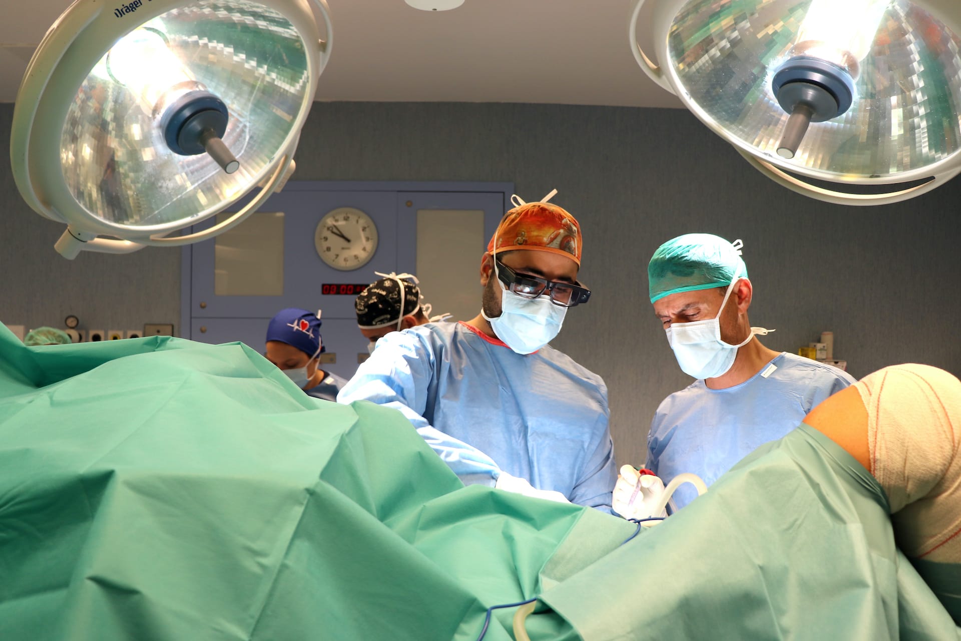 Hospitales Universitarios San Roque estrena en Europa gafas virtuales para la retransmisión de cirugía en directo.